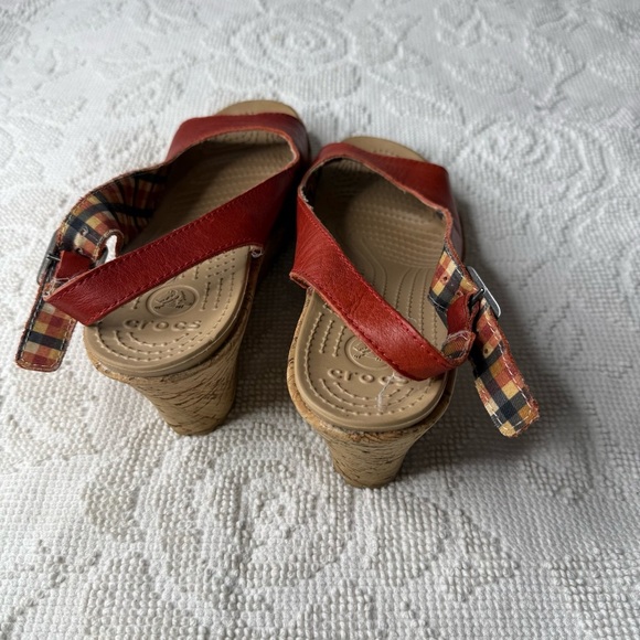 Womens 9 W9 Crocs A Leigh Red Leather Cork Wedge Heel Slingback Sandals 11848‎ - Picture 3 of 5